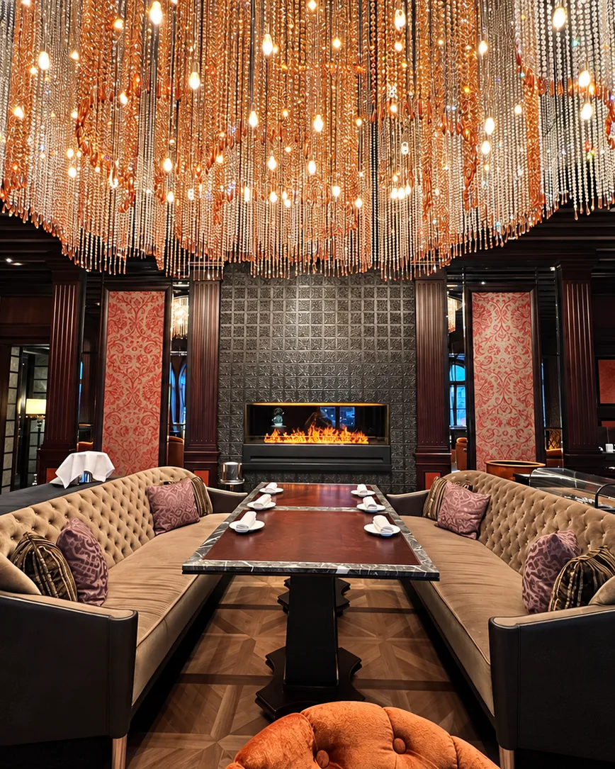 Зал ресторана в отеле Four Seasons: линия огня парового камина iVENGO в стене с серебряной чеканкой