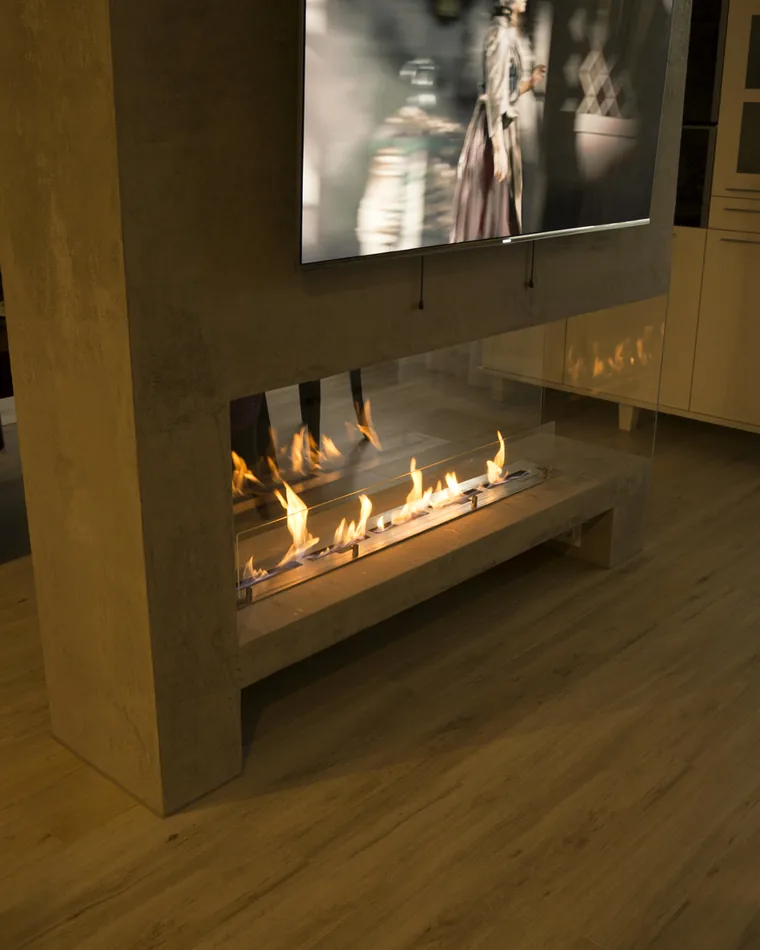 Горящий биокамин iVENGO Fireglass в фальш-перегородке кухни-гостиной