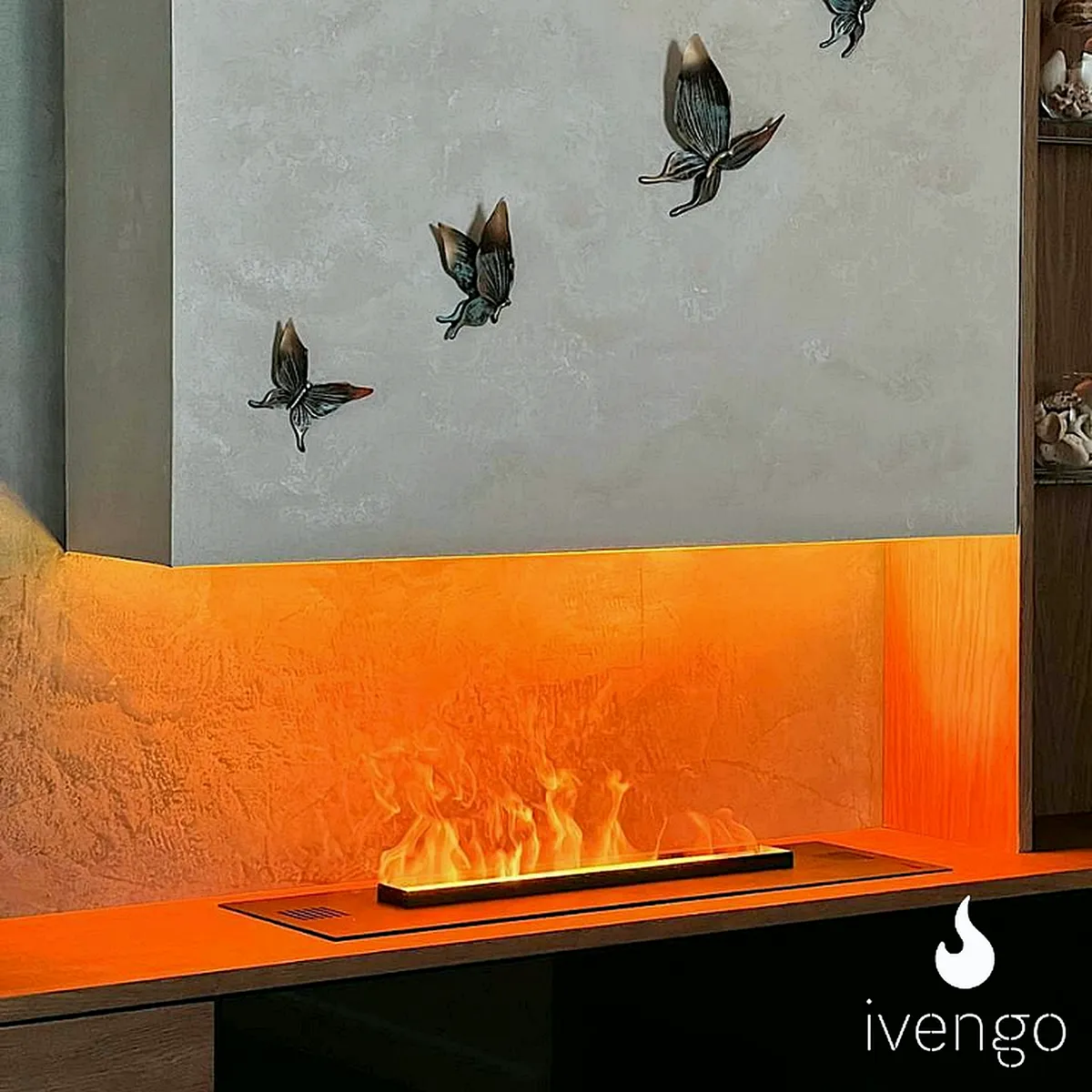 Пламя парового камина iVENGO крупным планом, на стене декоративные бабочки