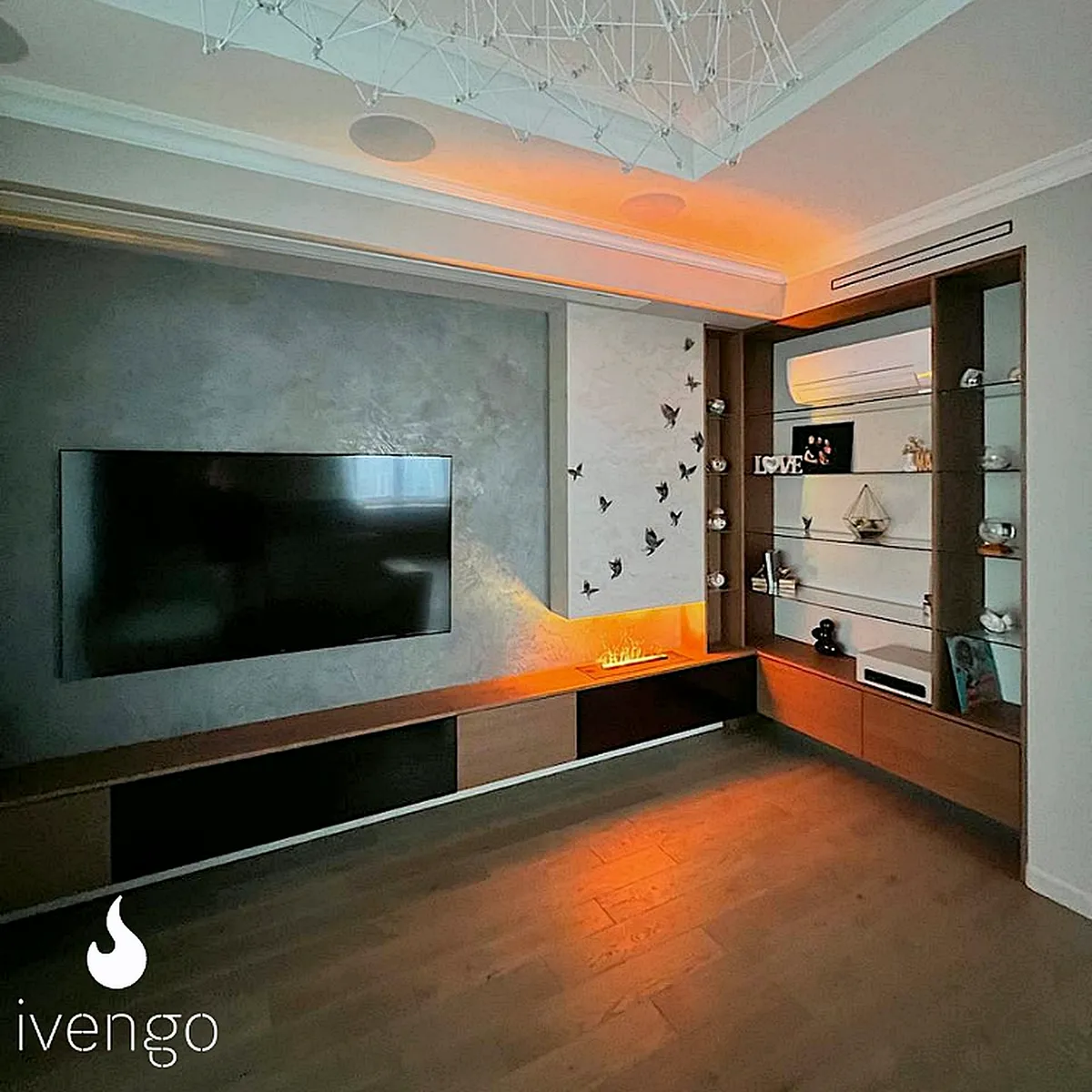 Паровой камин iVENGO в длинной тумбе под телевизором в гостиной
